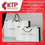 Túi giấy với tông màu đen trắng tạo nên vẻ sang trọng cho thương hiệu