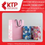 Ấn phẩm túi giấy đi kèm có thiết kế đơn giản