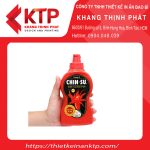 Chai tương ớt màu đỏ nổi bật