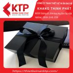 Hộp đựng quà tối màu được buộc dây nơ trang trọng